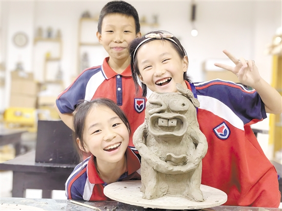 鶴山市碧桂園學校成立“陶氣”社團,確立“童心、匠心、創新”的陶藝教學理念。